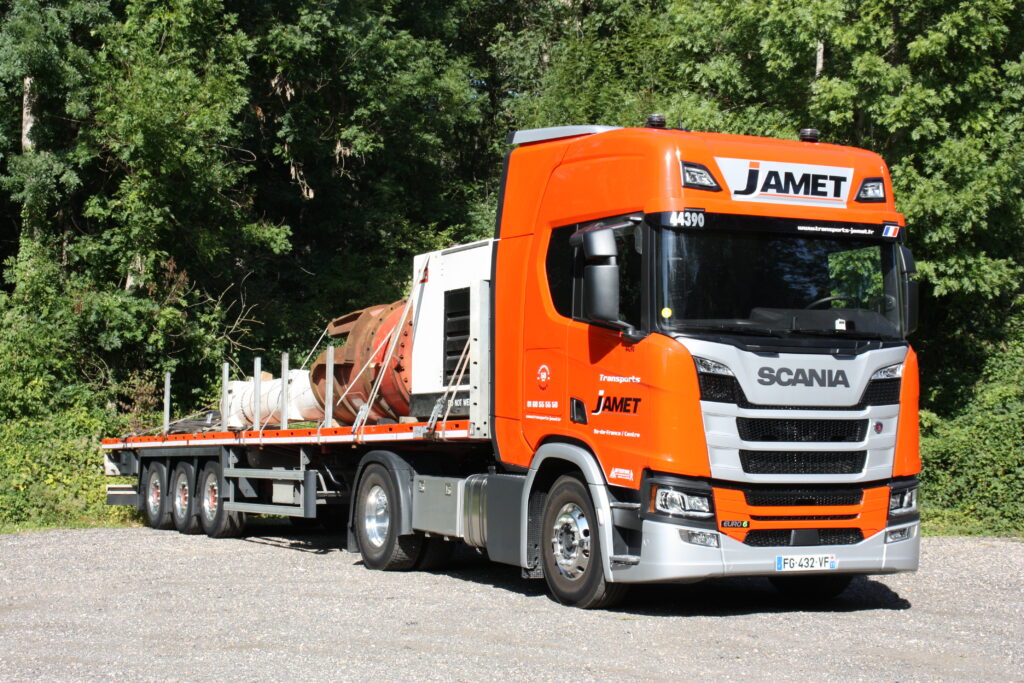 Un camion des Transports Jamet avec benne plateaux 